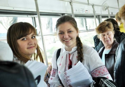 Львівські студенти захищають українську мову в трамваях