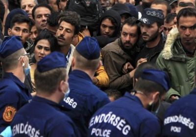Полиция пытается удержать мигрантов в Венгрии Фото: Reuters