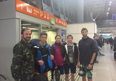 Пятерых украинцев эвакуировали самолетом в Польшу