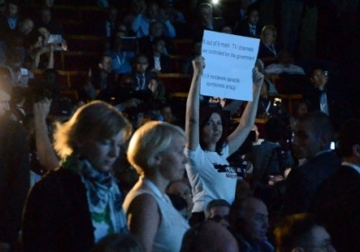 Не усім протестувальникам вдалося дотримати свої плакати до кінця. Фото: telekritika.ua