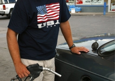 В США бензин подешевел до рекордных трех гривен за литр
