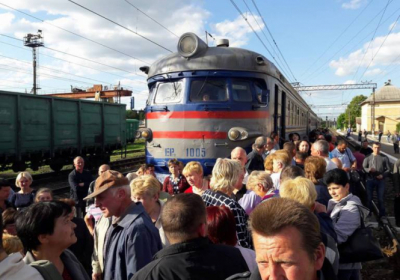 На Львовщине пассажиры заблокировали движение электрички