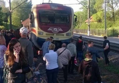 На Львовщине пассажиры перекрывали железную дорогу - ВИДЕО
