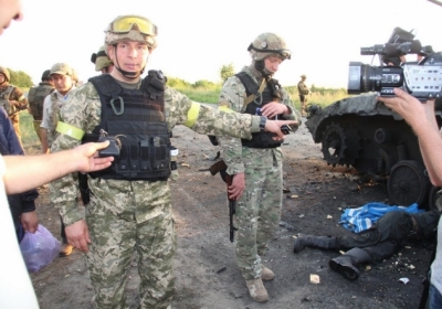 Валерій Гелетей на знищеному блокпості терористів. Фото: МОУ