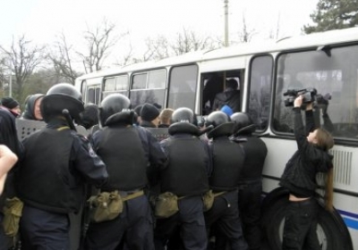 Милиционеры достались до вещей евромайдановцов: воруют все 