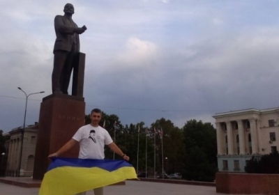 Жителя оккупированного Крыма заставляют заплатить штраф за фото с флагом Украины