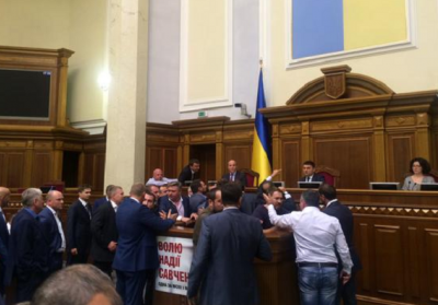 Заседание Рады закрыли из-за столкновения между представителями коалиции и фракции Ляшко, - видео