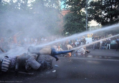 Армянская власть разогнала демонстрантов, разбивая головы и видеокамеры