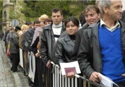 Яценюк прогнозирует огромные очереди за биометрическими паспортами