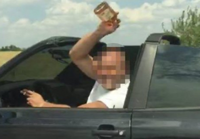 В Одесі п'яний водій кидався порожніми пляшками в патрульних

