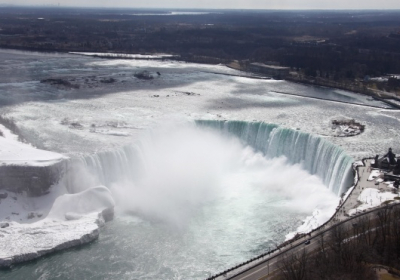 В США начал таять Ниагарский водопад, который замерз во время аномальных морозов, - ФОТО