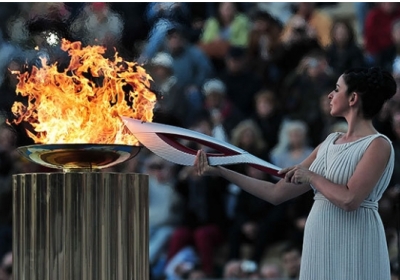 Олімпійське невезіння: у Москві вдруге погас факел з олімпійським вогнем (відео)