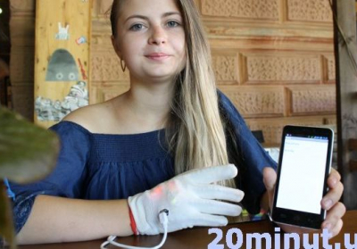 В Тернополе 19-летняя студентка создала перчатку, которая озвучивает жесты через смартфон