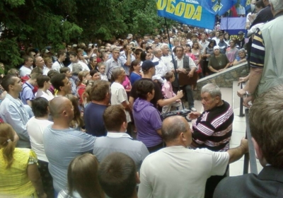 Українці – на мітинг проти свавілля МВС, опозиція – на вечірку для багатіїв (фото)