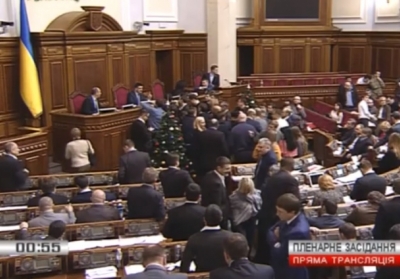 Депутаты заблокировали трибуну, требуя повторного голосования принятого с нарушением закона