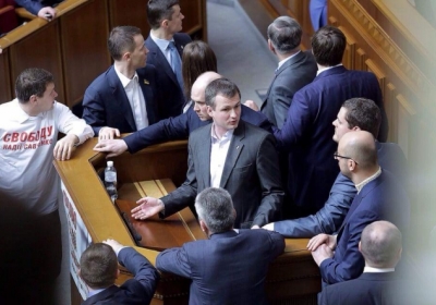 Депутати більше години блокують трибуну в Раді: вимагають створення комісії щодо тарифів, - фото, відео