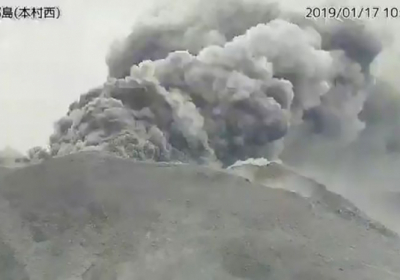 Извержение вулкана в Японии: столб пепла поднялся в небо на высоту 6 км - ВИДЕО
