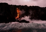 На Гавайях мужчина упал в кратер вулкана, когда делал Селфи. Он пролетел 21 метр, но выжил
