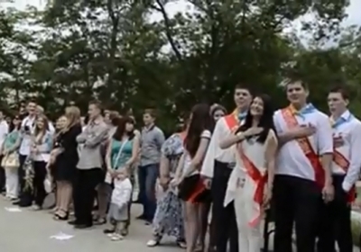 В Ялте выпускники спели украинский гимн под музыку русского, - видео
