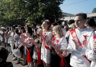 В оккупированном Севастополе выпускники на последний звонок пришли в вышиванках, - фото