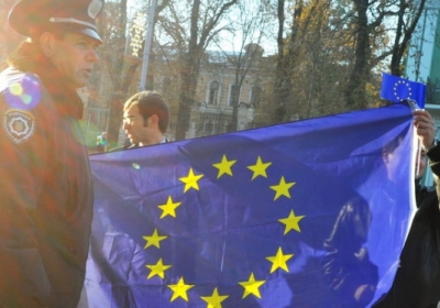 В Одесі на очах активістів Євромайдану невідомі спалили прапор ЄС