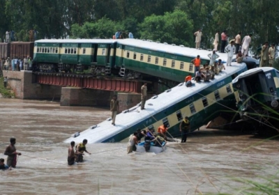 В Пакистане поезд с военными упал в реку, 17 человек погибли
