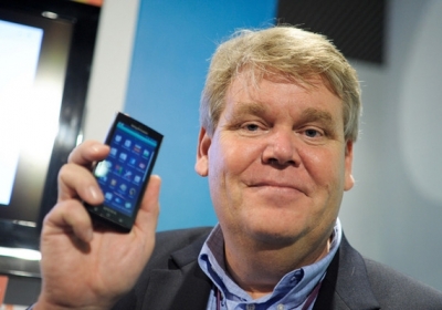 Виконавчий директор Sony Mobile Communications Берт Нордберг демонструє новинку. Фото: Xabier Mikel Laburu / Bloomberg.