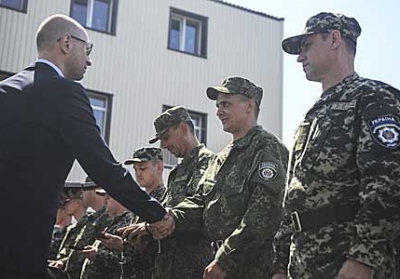 Яценюк посетил место дислокации спецполка МВД 