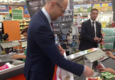 Яценюк после работы покупает помидоры и йогурт в киевском супермаркете, - фото