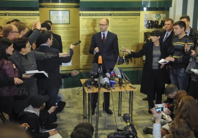 Нову Конституцію потрібно оприлюднити до 25 травня, - Яценюк