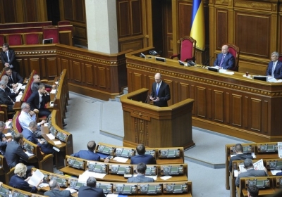 Яценюк: наші вояки захищають країну, тепер нехай її захистить і парламент, - відео