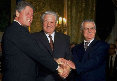 Білл Клінтон, Борис Єльцин та Леонід Кравчук. Фото: europebetweeneastandwest.wordpress.com