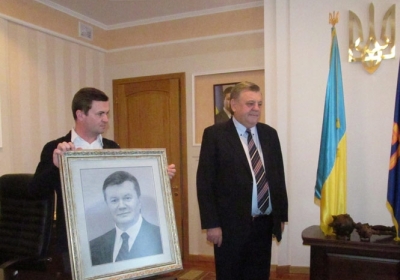В знак благодарности Януковичу 15 тернопольских детей 2 месяца вышивали его портрет (фото)