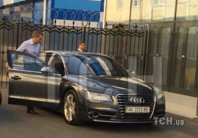Олександр Янукович сідає в автомобіль з українськими номерами в аеропорту Сімферополя 3 вересня Фото: ТСН