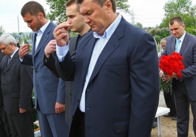 Янукович із синами. Фото: tochka.net