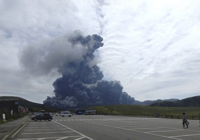 В Японии эвакуируют туристов вследствие извержения вулкана, - фото