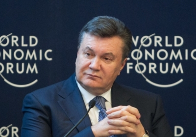 Віктор Янукович закриває вуха