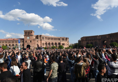 Протести в Єревані: поліція ввела в центр міста спецтехніку 
