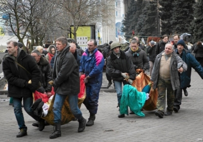 Вбитих рахують на десятки. 13 тіл лежать на тролейбусній зупинці Майдану, ще 10 - у готелі 