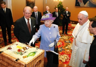Британська королева привезла Папі Римському пляшку віскі