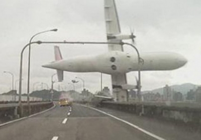 В столице Тайваня самолет упал в реку: есть жертвы, - видео