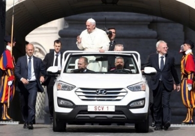 Папа Римский Франциск показал новый папамобиль без пуленепробиваемого стекла
