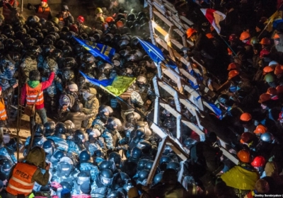 Штурм спецпризначенцями барикад Євромайдану, 11 грудня. Фото: AFP