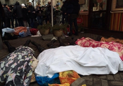 Убитых считают на десятки. 13 трупов лежат на троллейбусной остановке Майдана, еще 10 - в гостинице 