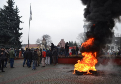 На Закарпатье возле Тячевской РГА жгли шины, требуя выражения недоверия Порошенко