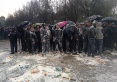 Пророссийских активистов в Запорожье забросали яйцами и отправили в УБОП 