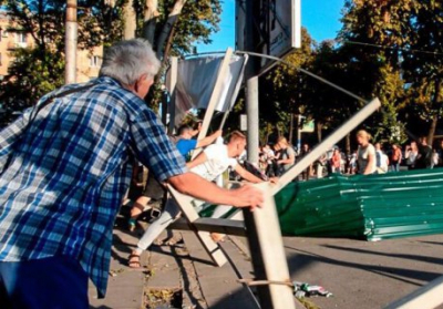 В Запорожье жители и члены Нацкорпуса снесли забор вокруг уничтоженного застройщиком парка, - ВИДЕО