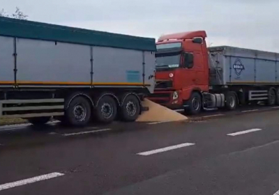 Інцидент біля кордону: польські фермери зупинили українські фури і висипали зерно на дорогу