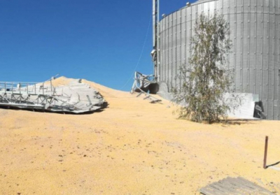 Під Сумами через розрив елеватора на вулицю висипалося 10 тис. тонн кукурудзи
