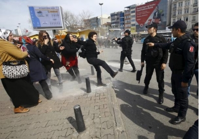 В Стамбуле полицейские стреляли резиновыми пулями по женщинам, что хотели отпраздновать 8 марта